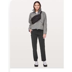 Lululemon on the move pant lightweight 28 inch size 10

￼